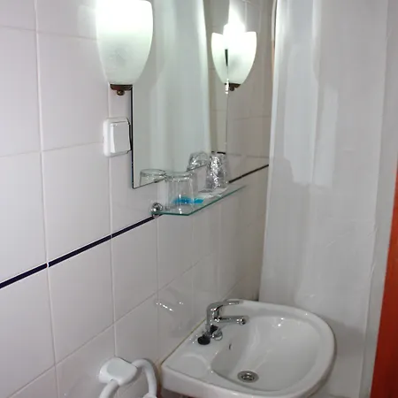 מלון Dona Leonor 3*